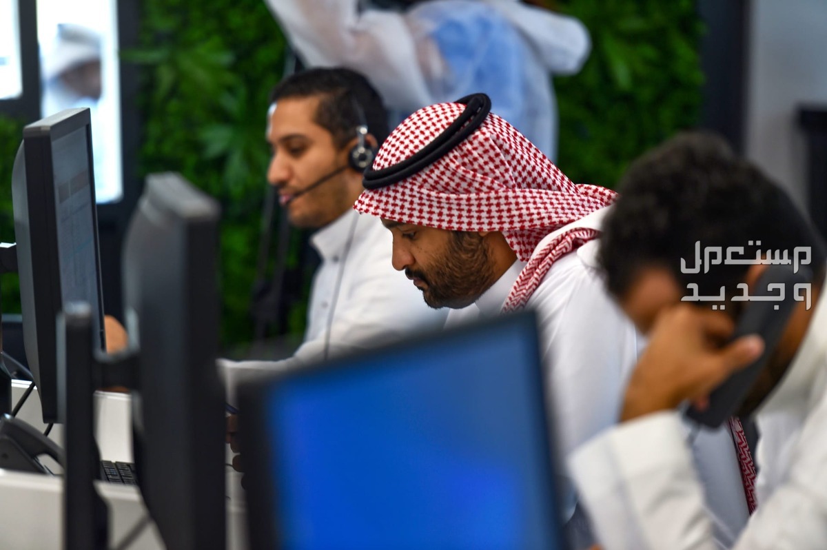 موعد عودة الدوام بعد إجازة عيد الأضحى 2024 في السعودية موظف سعودي منهمك في العمل