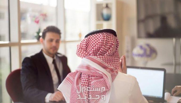 موعد عودة الدوام بعد إجازة عيد الأضحى 2024 في السعودية موظف سعودي يتحدث إلى عميل