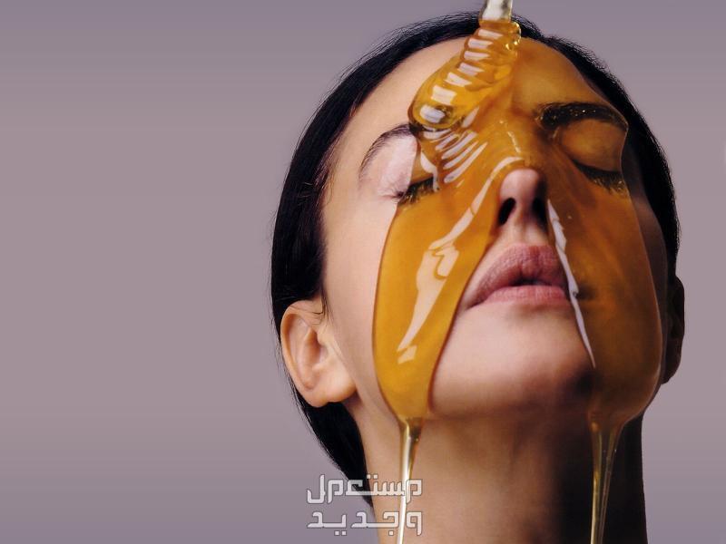 فوائد وأضرار ماسك العسل يوميا عسل على وجه امرأة
