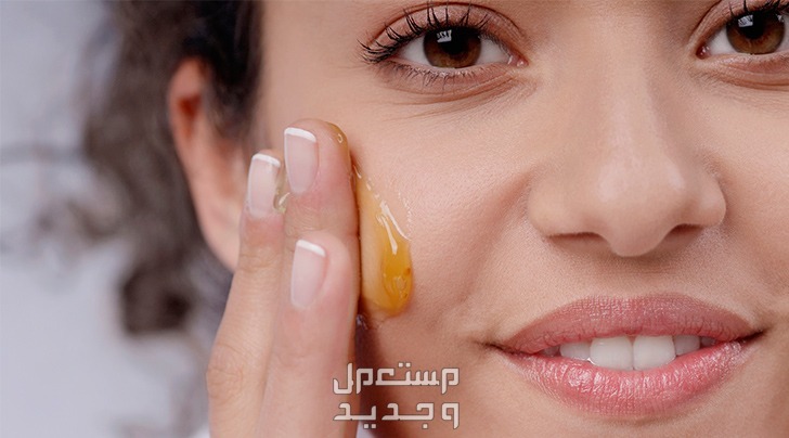 فوائد وأضرار ماسك العسل يوميا فتاة تضع العسل على وجهها