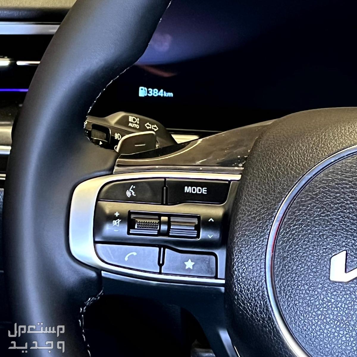 كيا K5 2025 فيس ليفت بجميع الفئات والأسعار المتوفرة عند الوكيل وأبرز العيوب والمميزات أزرار التحكم من عجلة القيادة