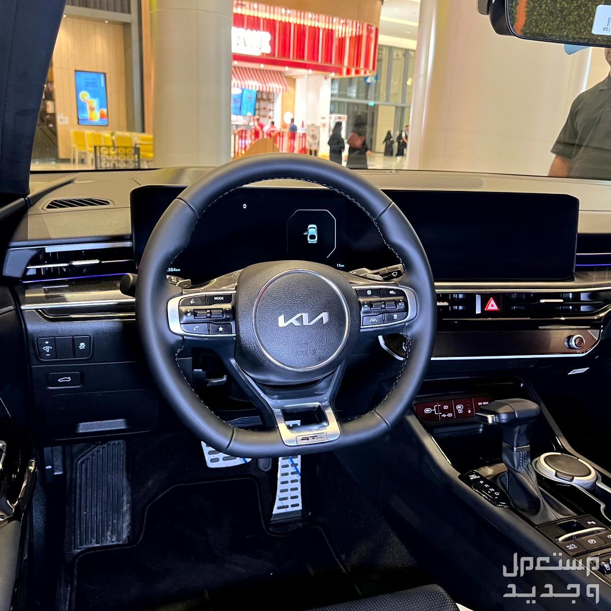 كيا K5 2025 فيس ليفت بجميع الفئات والأسعار المتوفرة عند الوكيل وأبرز العيوب والمميزات عجلة قيادة بكسوة من الجلد