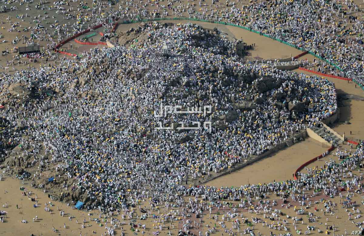 قصة جبل عرفة ولماذا سمي بهذا الاسم الحجاج يتوافدون على جبل عرفات