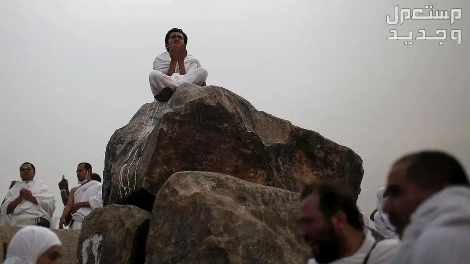 أفضل دعاء يوم عرفة للحاج حاج يدعو الله على جبل عرفات