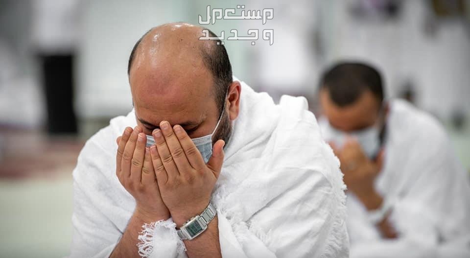افضل وقت للدعاء في يوم عرفه 2024 رجل يبكي في الصلاة