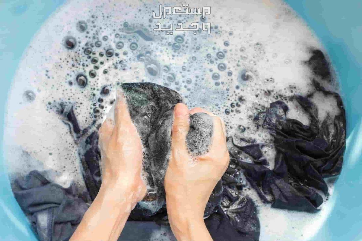 طريقة إزالة الفاونديشن من الملابس سائل تنظيف الصحون