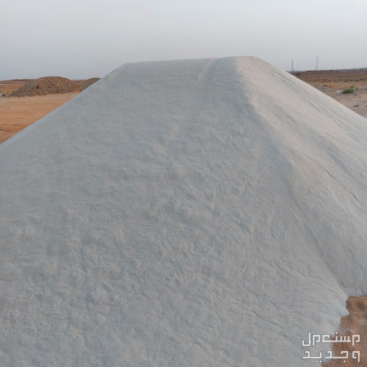 رمل ابيض ورمل احمر  وبحص