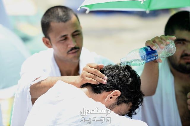 كيفية الوقاية من ضربات الشمس في الحج 1445 سكب المياة على رأس حاج