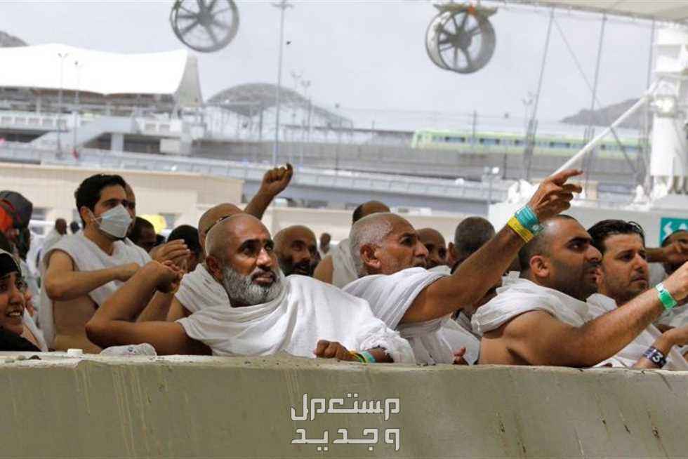 رمي الجمرات في الحج.. أوقاتها وأماكنها وطريقة رميها بالترتيب حجاج يرمون الجمرات