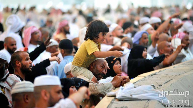 رمي الجمرات في الحج.. أوقاتها وأماكنها وطريقة رميها بالترتيب طفل يرمي الجمرات في الحج
