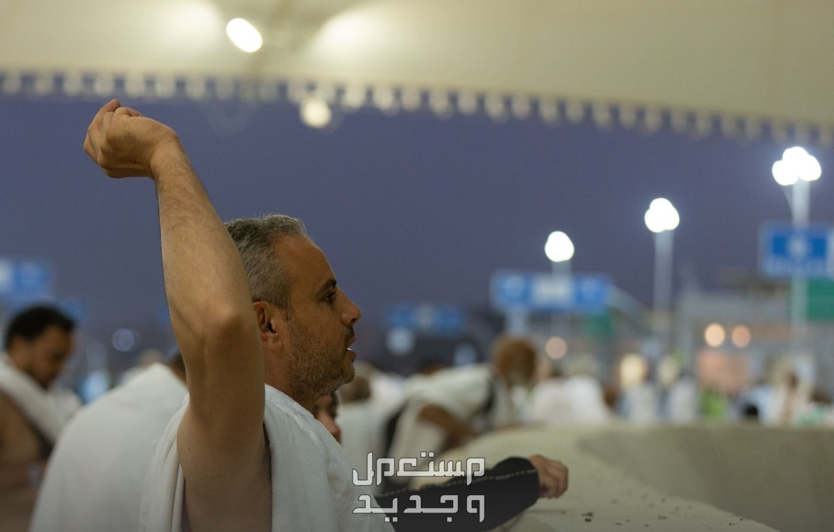 رمي الجمرات في الحج.. أوقاتها وأماكنها وطريقة رميها بالترتيب رجل يرمي الجمرات