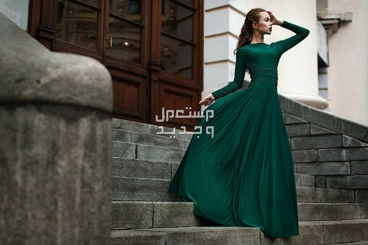 تفسير حلم شراء فساتين جديدة للعزباء والمتزوجة.. بشرى أم تحذير؟ تفسير حلم الفستان الطويل للمتزوجة
