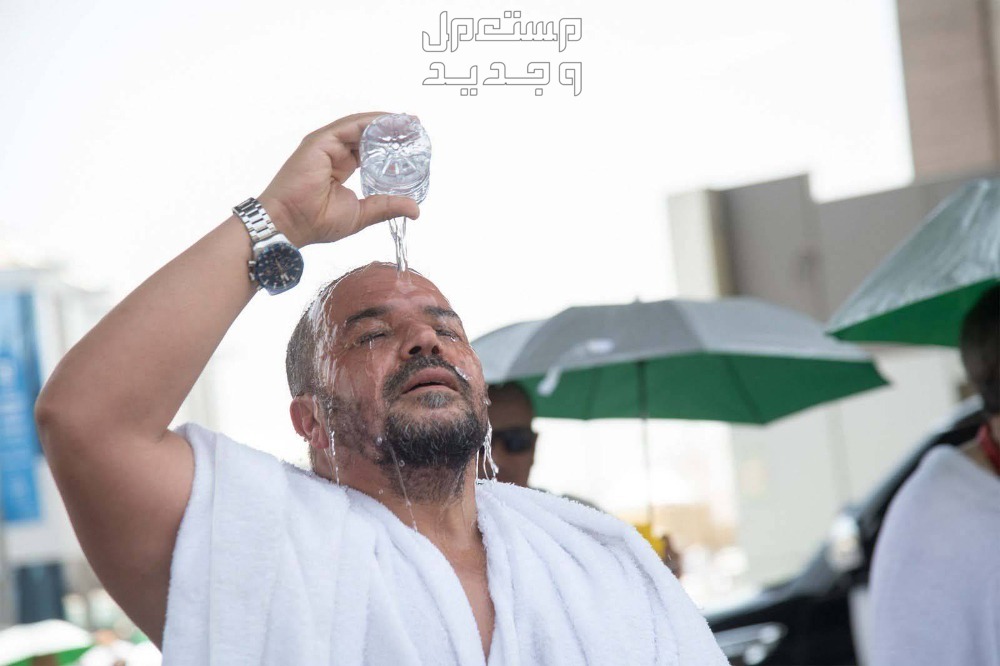 الإجهاد الحراري.. أسبابه وأعراضه وطرق الوقاية منه معتمر يرطب وجهه من الحرارة المرتفعة