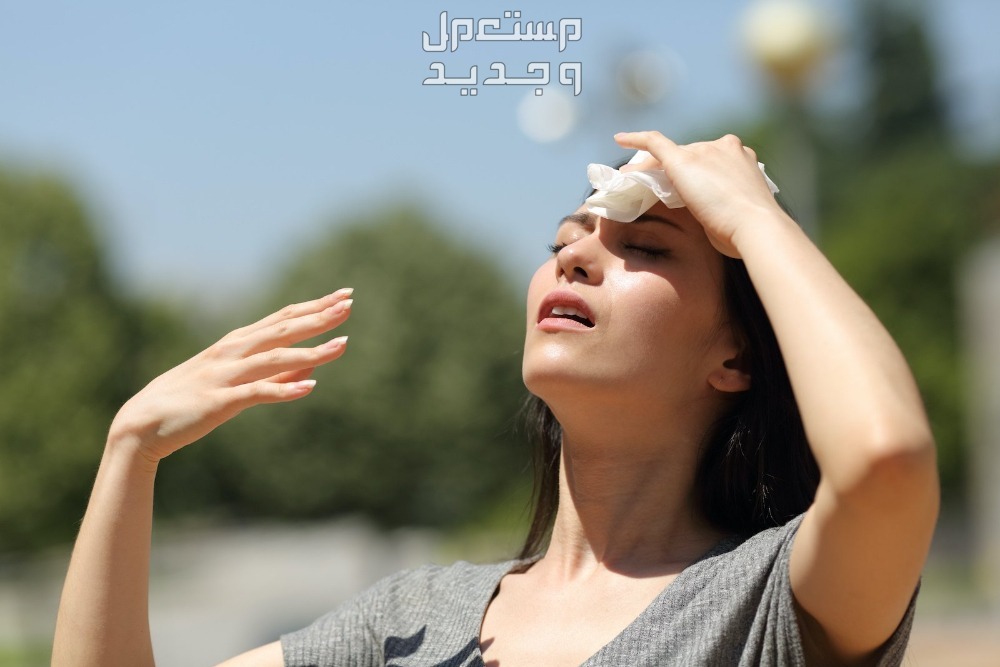 الإجهاد الحراري.. أسبابه وأعراضه وطرق الوقاية منه إمراة تعاني من ارتفاع الحرارة