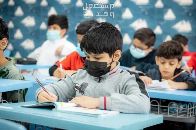 رسميا.. نظام الدراسة في التقويم الدراسي 1446 في السعودية طلاب سعوديون في المدرسة