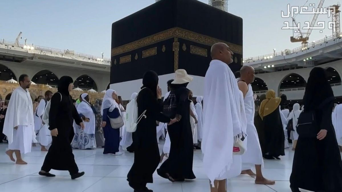 ما تفسير رؤية الكعبة في المنام للرجل؟ رجال ونساء أمام الكعبة