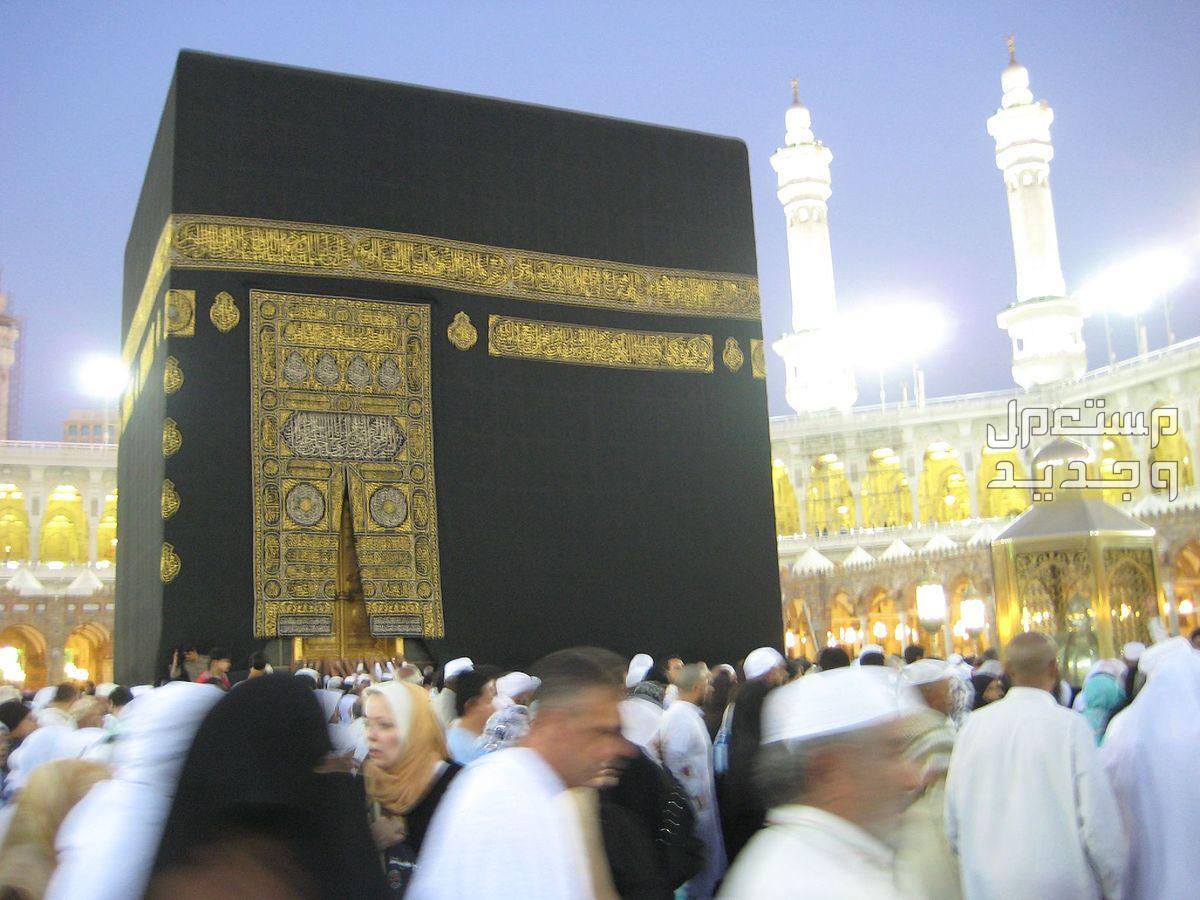 ما تفسير رؤية الكعبة في المنام للرجل؟ حجاج يطوفون حول الكعبة