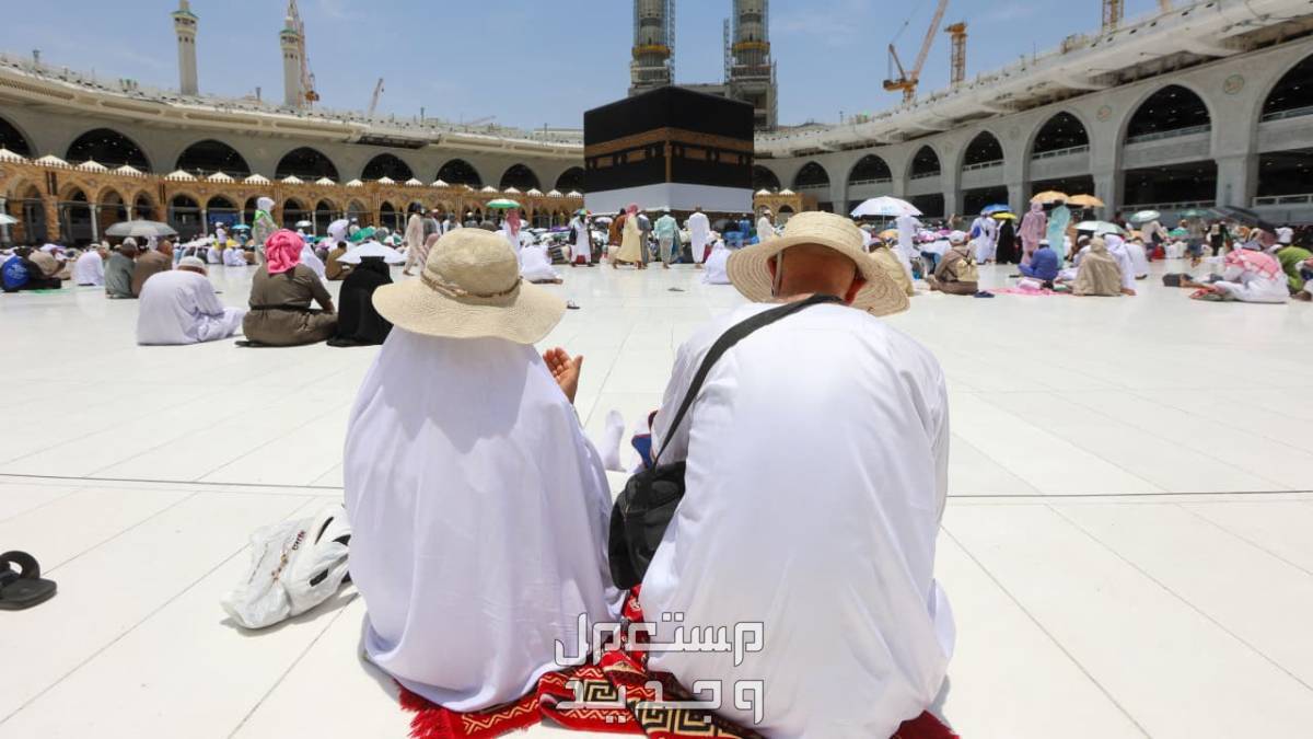 ما تفسير رؤية الكعبة في المنام للرجل؟ رجل وزوجته أمام الكعبة