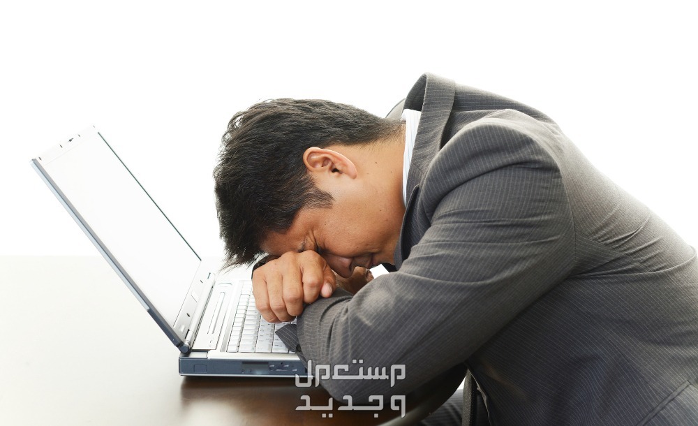 ما هو الأجر المستحق عن ساعات العمل الإضافية في المغرب شخص مرهق من العمل