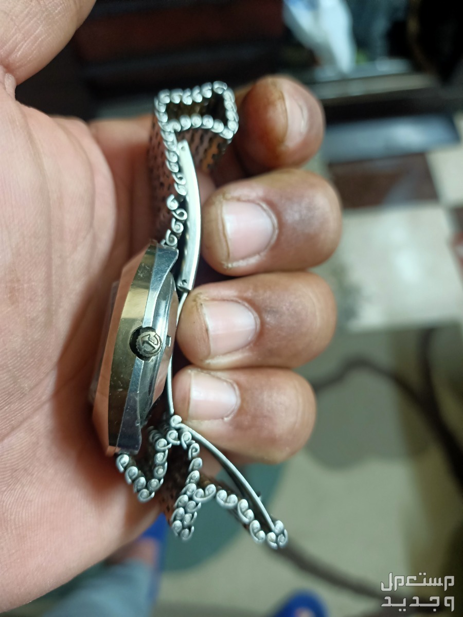 ساعه بحاله جيده