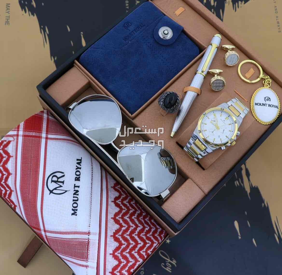 بوكس صيفي *مكون من* 1️⃣شماغ  ماركة كارتير   مقاسات (55-58-60)  2️⃣قماش صيفي كارتير    الملحقات  لوقو الجيب والرقبه وثمانية ازارير بشعار كارتير 3️⃣ برواز صوره  4️⃣ كبك بالاسم 5️⃣ سبحه