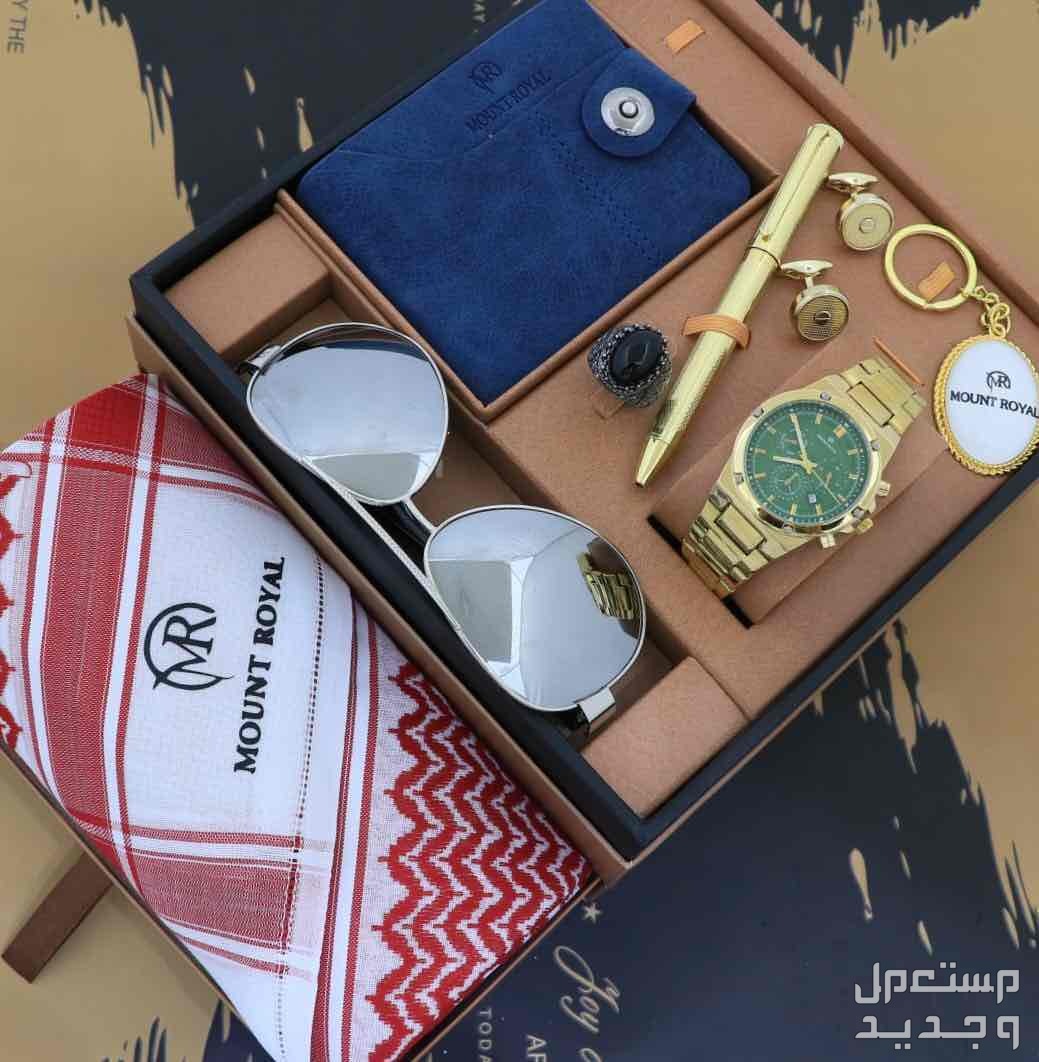 بوكس صيفي *مكون من* 1️⃣شماغ  ماركة كارتير   مقاسات (55-58-60)  2️⃣قماش صيفي كارتير    الملحقات  لوقو الجيب والرقبه وثمانية ازارير بشعار كارتير 3️⃣ برواز صوره  4️⃣ كبك بالاسم 5️⃣ سبحه