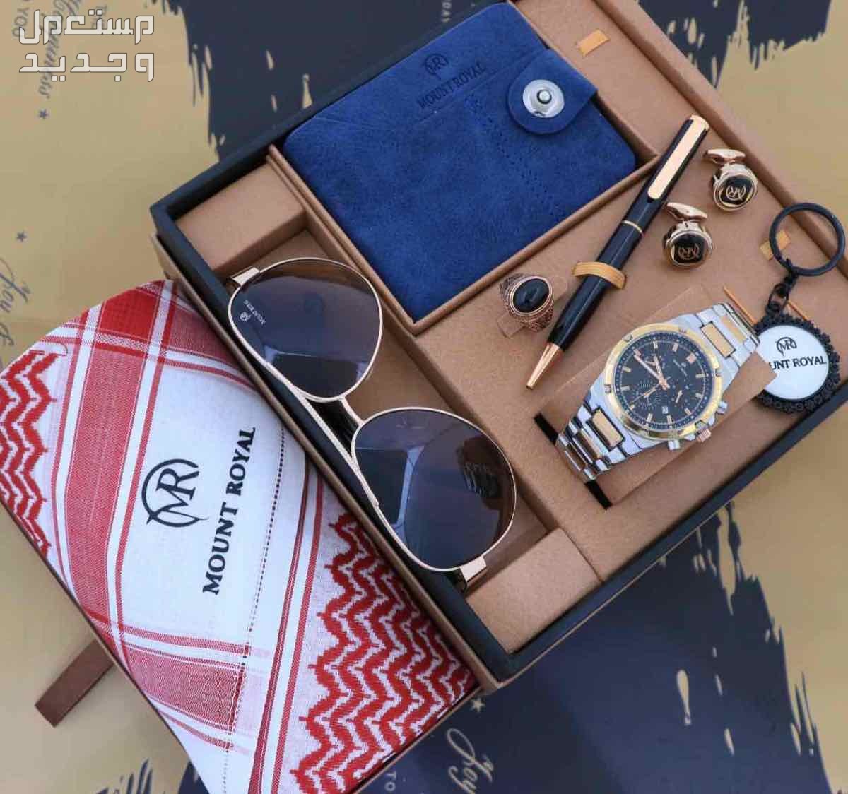 بوكس صيفي *مكون من* 1️⃣شماغ  ماركة كارتير   مقاسات (55-58-60)  2️⃣قماش صيفي كارتير    الملحقات  لوقو الجيب والرقبه وثمانية ازارير بشعار كارتير 3️⃣ برواز صوره  4️⃣ كبك بالاسم 5️⃣ سبحه