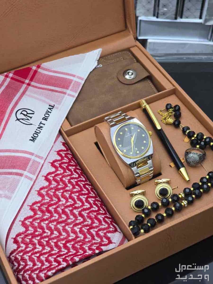 بوكس صيفي *مكون من* 1️⃣شماغ  ماركة كارتير   مقاسات (55-58-60)  2️⃣قماش صيفي كارتير    الملحقات  لوقو الجيب والرقبه وثمانية ازارير بشعار كارتير 3️⃣ برواز صوره  4️⃣ كبك بالاسم 5️⃣ سبحه