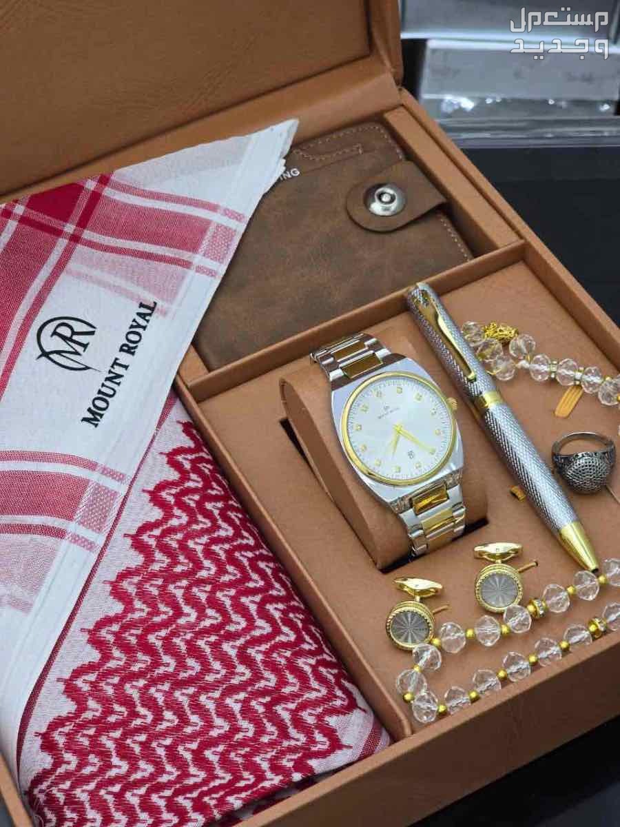 بوكس صيفي *مكون من* 1️⃣شماغ  ماركة كارتير   مقاسات (55-58-60)  2️⃣قماش صيفي كارتير    الملحقات  لوقو الجيب والرقبه وثمانية ازارير بشعار كارتير 3️⃣ برواز صوره  4️⃣ كبك بالاسم 5️⃣ سبحه