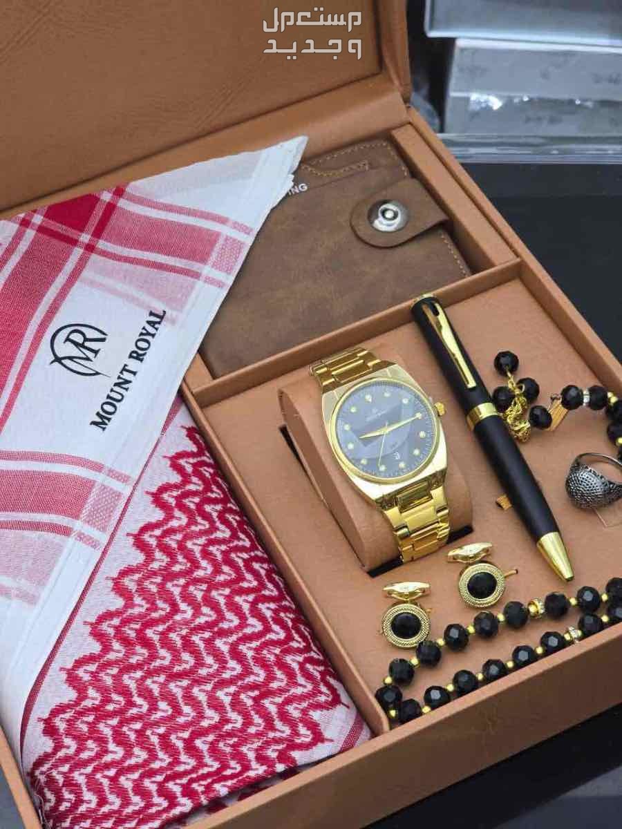 بوكس صيفي *مكون من* 1️⃣شماغ  ماركة كارتير   مقاسات (55-58-60)  2️⃣قماش صيفي كارتير    الملحقات  لوقو الجيب والرقبه وثمانية ازارير بشعار كارتير 3️⃣ برواز صوره  4️⃣ كبك بالاسم 5️⃣ سبحه