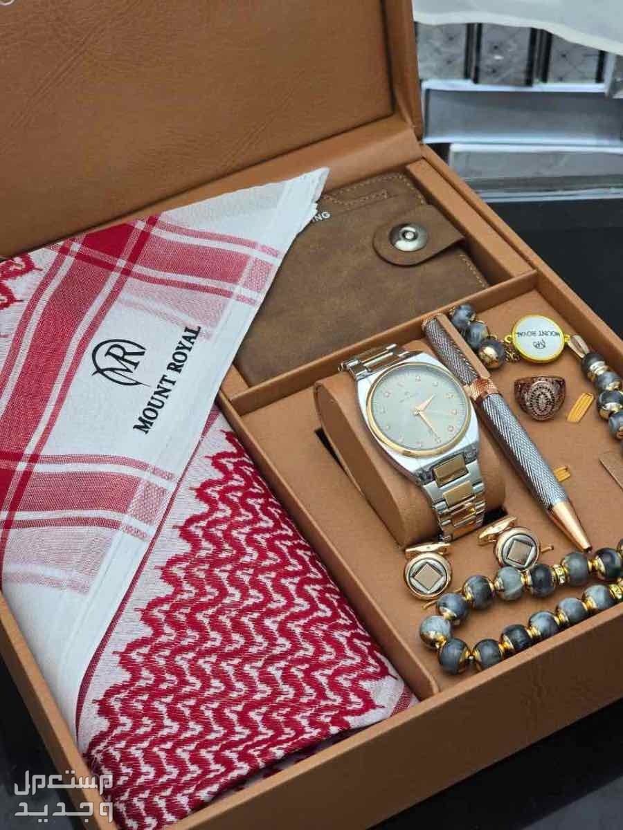 بوكس صيفي *مكون من* 1️⃣شماغ  ماركة كارتير   مقاسات (55-58-60)  2️⃣قماش صيفي كارتير    الملحقات  لوقو الجيب والرقبه وثمانية ازارير بشعار كارتير 3️⃣ برواز صوره  4️⃣ كبك بالاسم 5️⃣ سبحه