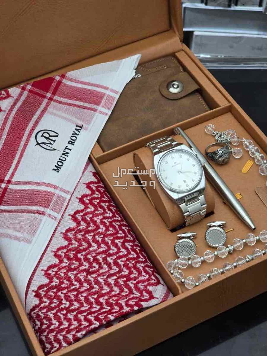 بوكس صيفي *مكون من* 1️⃣شماغ  ماركة كارتير   مقاسات (55-58-60)  2️⃣قماش صيفي كارتير    الملحقات  لوقو الجيب والرقبه وثمانية ازارير بشعار كارتير 3️⃣ برواز صوره  4️⃣ كبك بالاسم 5️⃣ سبحه