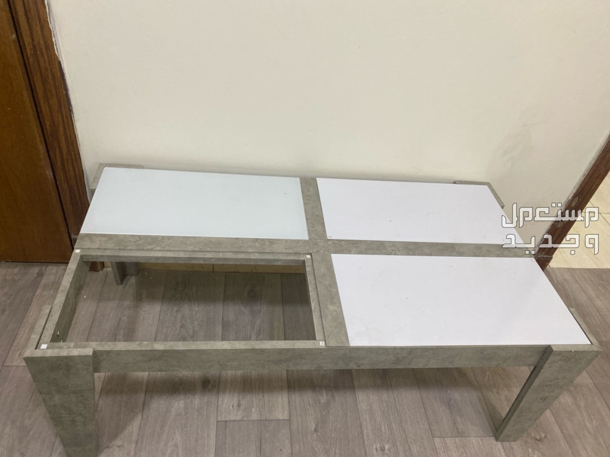 طاوله جديده بس منكسر قزاز واحد  مع 4 طاولات خدمه  للبيع في الدمام