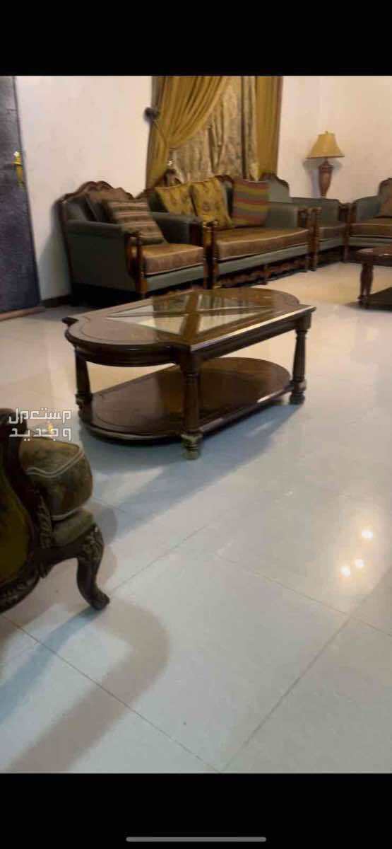 كنب نضيف ستعمال حشمه مع اربع طاولات خشب كبار و مخادها