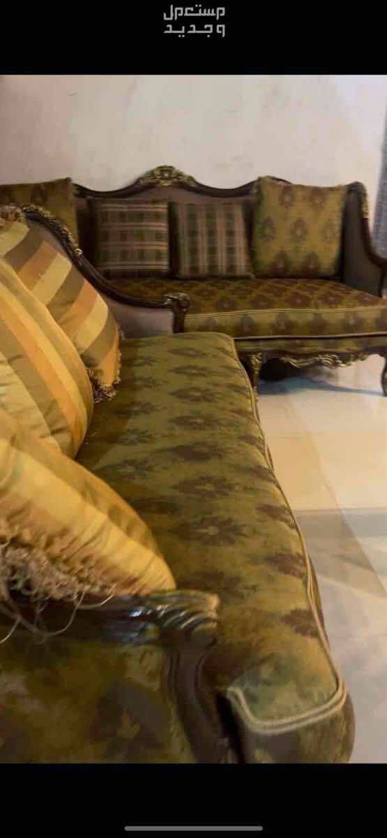 كنب نضيف ستعمال حشمه مع اربع طاولات خشب كبار و مخادها
