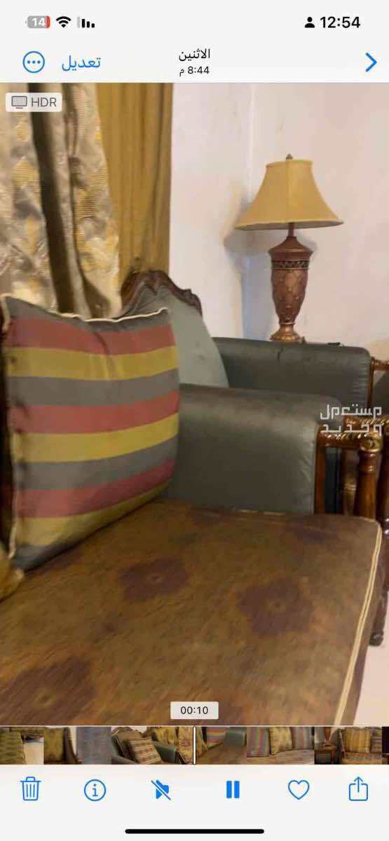 كنب نضيف ستعمال حشمه مع اربع طاولات خشب كبار و مخادها