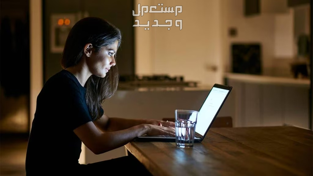 أقوى صيغة طلب وظيفة قصيرة فتاة تستخدم اللاب توب