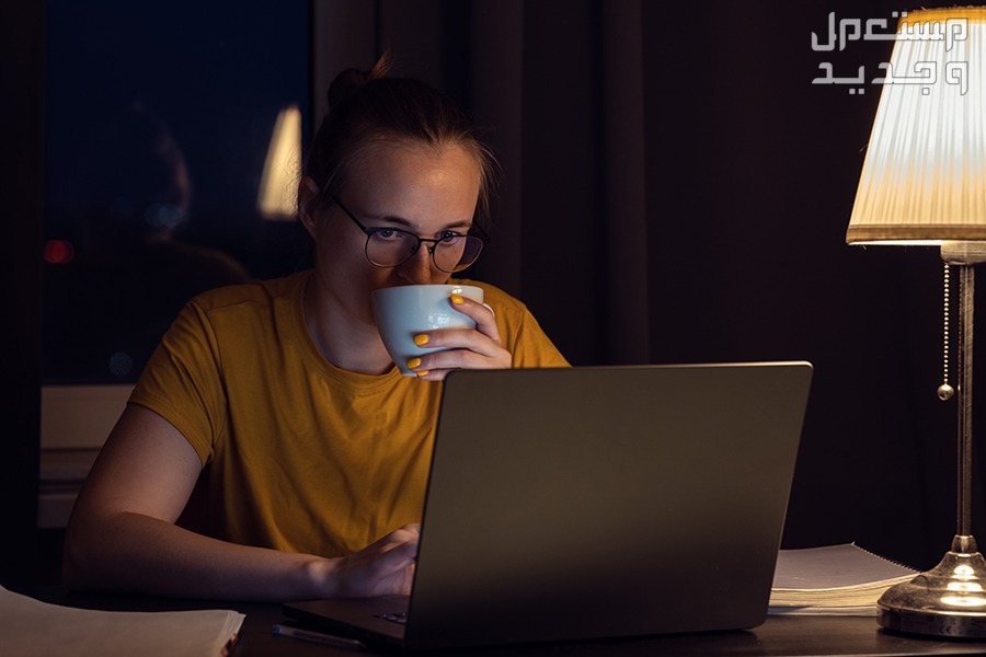 أقوى صيغة طلب وظيفة قصيرة فتاة تستخدم اللاب توب وتحتسي القهوة