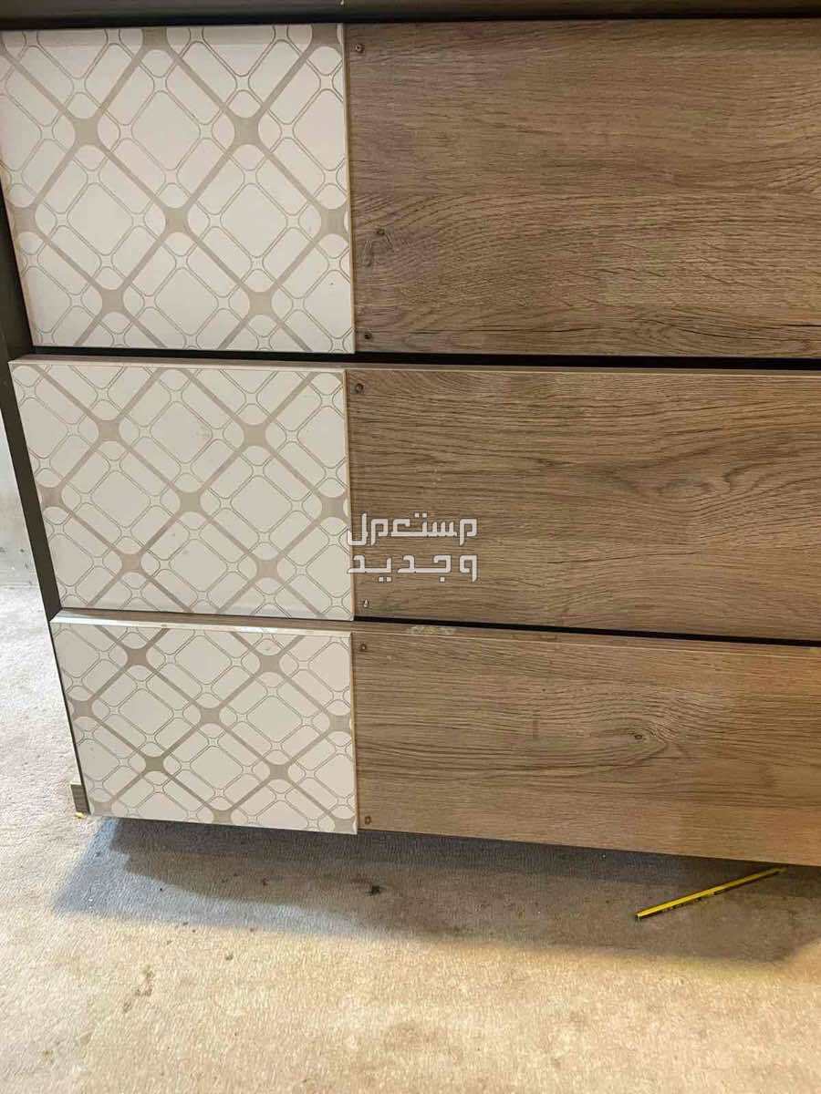 طقم سرير وكمودينه وتسريحه