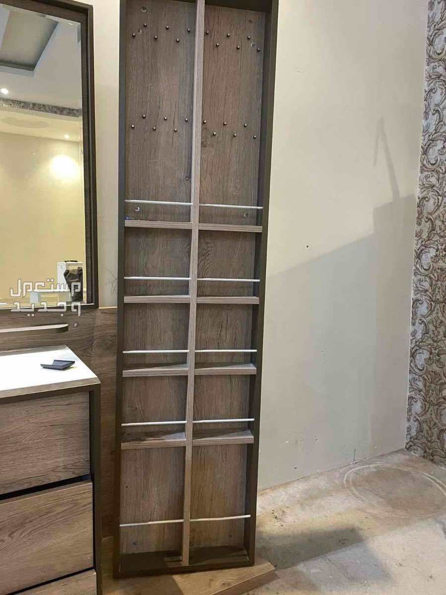 طقم سرير وكمودينه وتسريحه