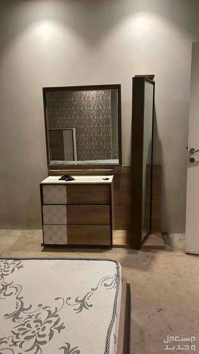 طقم سرير وكمودينه وتسريحه