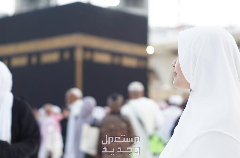 تفسير حلم العمرة لشخص آخر سيدة تقف امام الكعبة