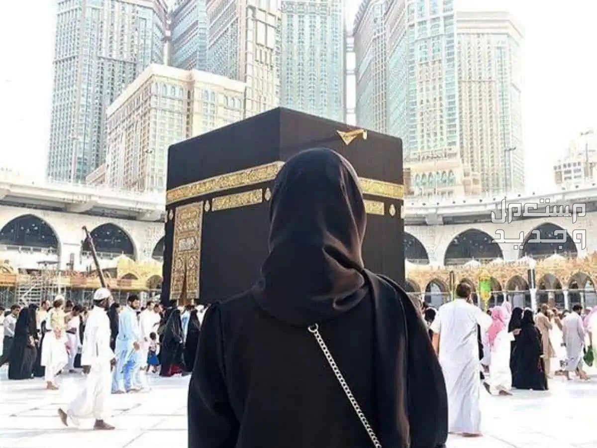 تفسير حلم العمرة لشخص آخر فتاة تقف أمام الكعبة