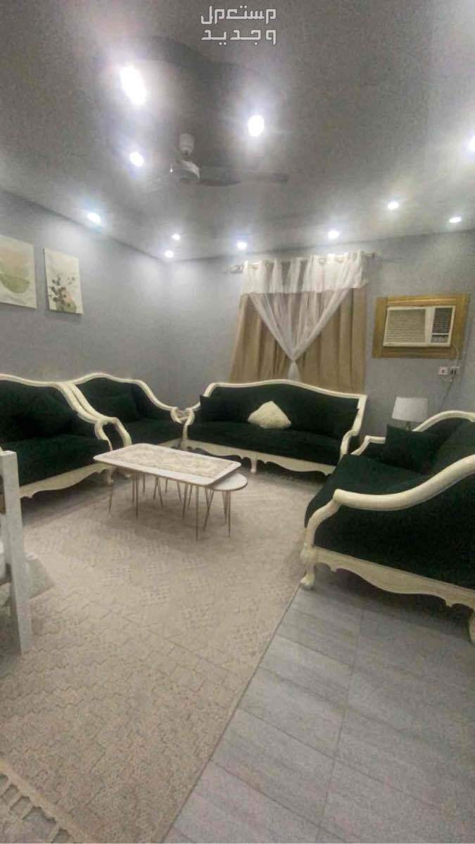 الكنب مع مخداته