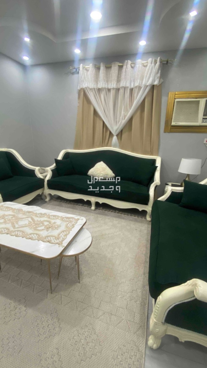 الكنب مع مخداته
