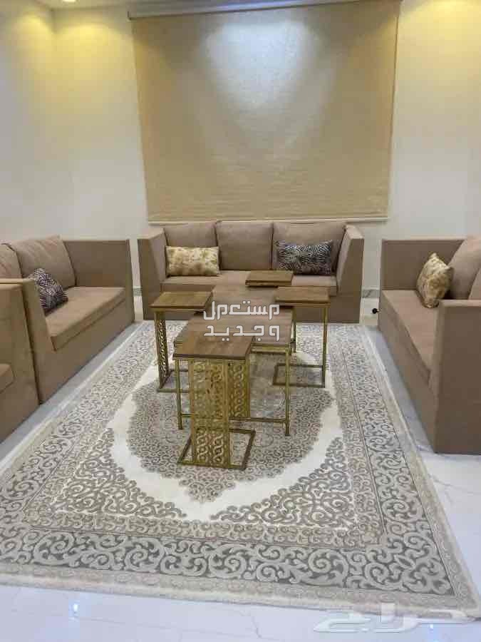 طاولة مع اربع خدامات