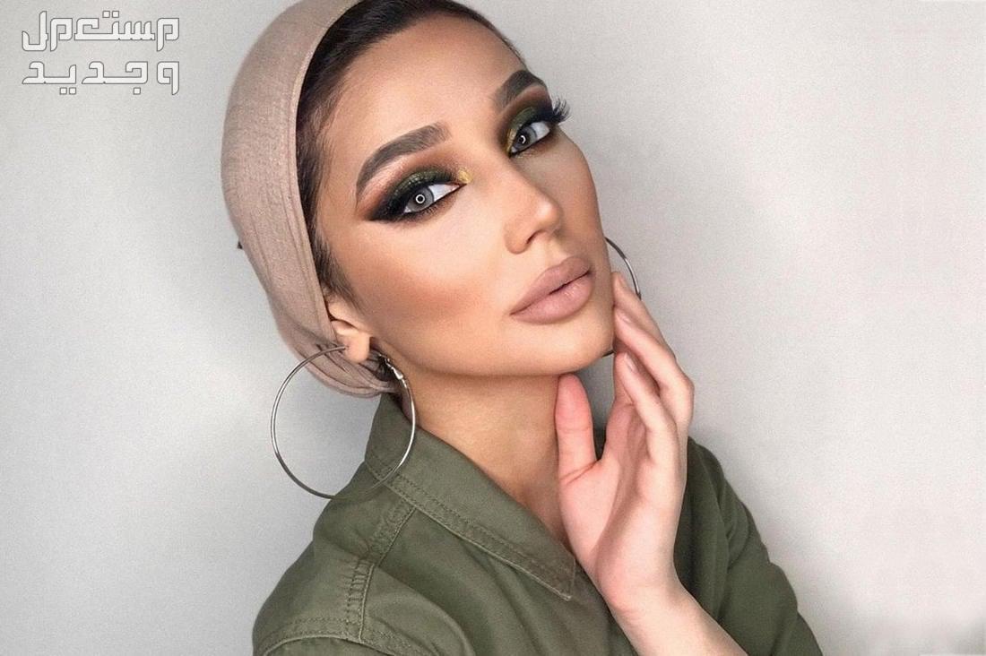 فساتين باللون الاسود سهرة مكياج عيون لامع