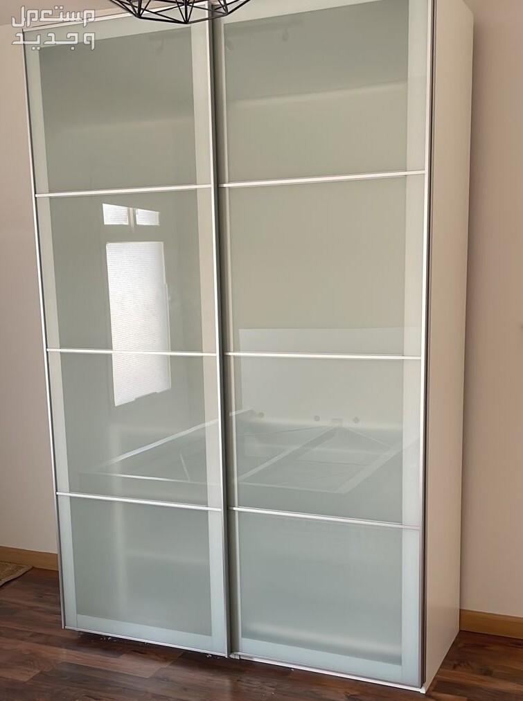 من إيكيا خزانة ملابس كبيرة