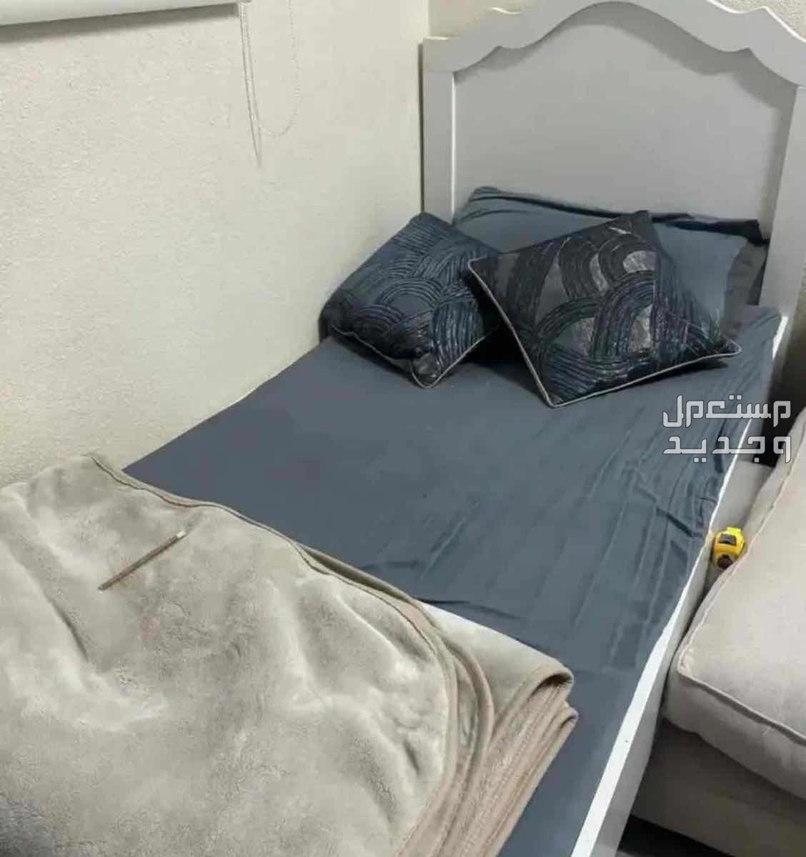 سرير للبيع