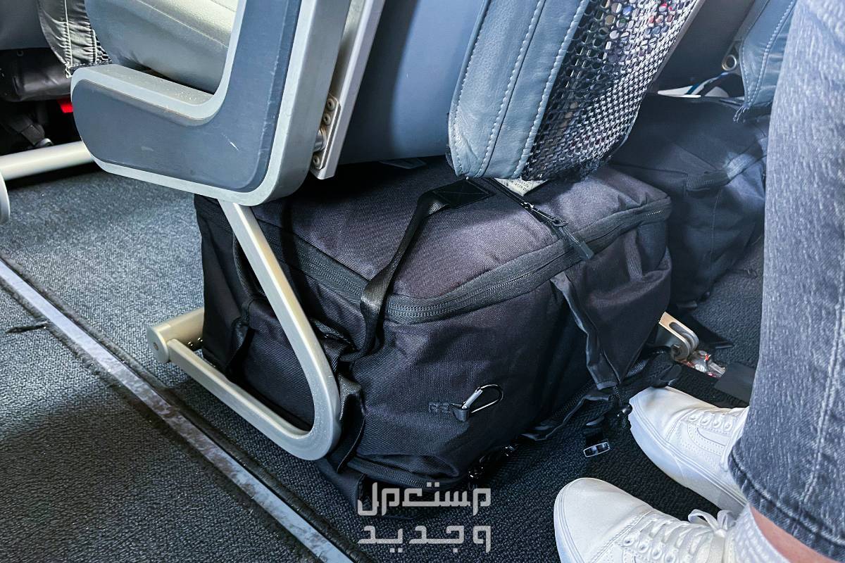 حجم حقائب السفر المسموح بها داخل الطائرة حقيبة اليد على متن الطائرة